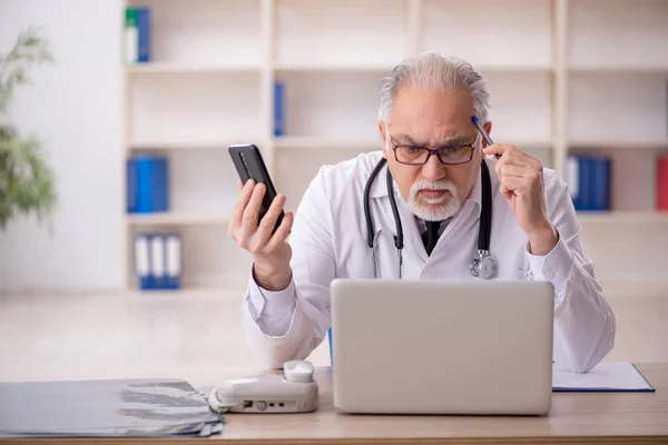 Aged Male Doctor Telemedicine Concept — Stock Photo, Image