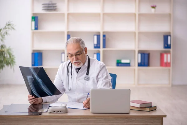 Åldrad Manlig Röntgenläkare Som Arbetar Kliniken — Stockfoto