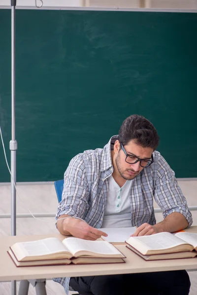 Young Teacher Suffering Classroom — Stock Photo, Image