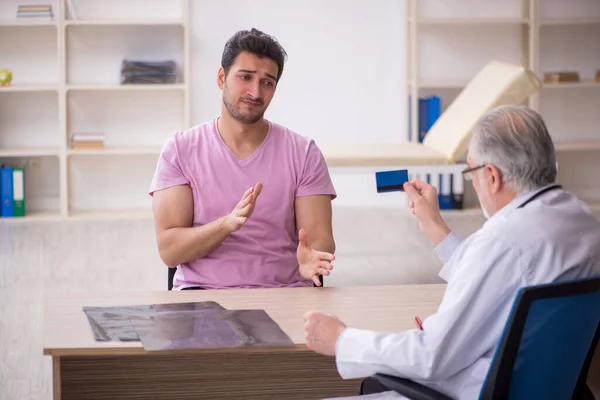 Ung Patient Besöker Gamla Läkare — Stockfoto