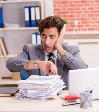 Ofiste çalışan genç işadamı.