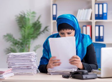 Ofiste çalışan tesettürlü kadın çalışan.