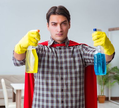 Evde çalışan süper kahraman temizlikçi.