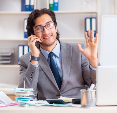 Bütçe planlamada genç ve yakışıklı iş adamı.