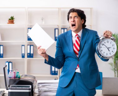 Kopyalama makinesinde fotokopi çeken genç çalışan.