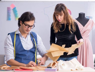 Atölyede çalışan genç terziler.