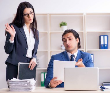 Ofiste çalışan iki çalışan.