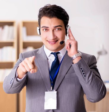 Kulaklıklı yakışıklı müşteri hizmetleri memuru.