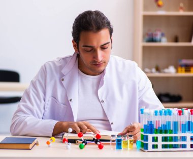 Laboratuvarda çalışan genç bir kimyager.