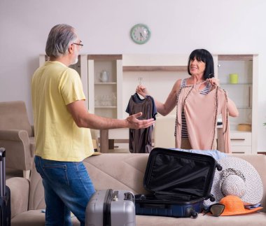 Yaşlı çift tatil için hazırlanıyor.