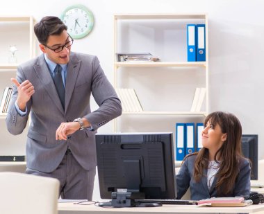 Ofiste çalışan adam ve kadın.