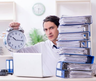 Genç erkek çalışan aşırı işten memnun değil.