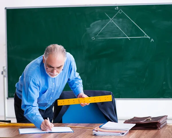 Üst Düzey Erkek Geometri Öğretmeni Üçgen Tutuyor — Stok fotoğraf