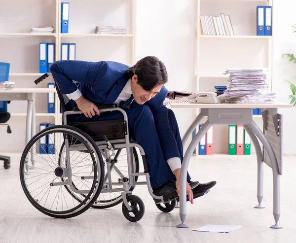 Jovem Empregado Cadeira Rodas Que Trabalha Escritório — Fotografia de Stock