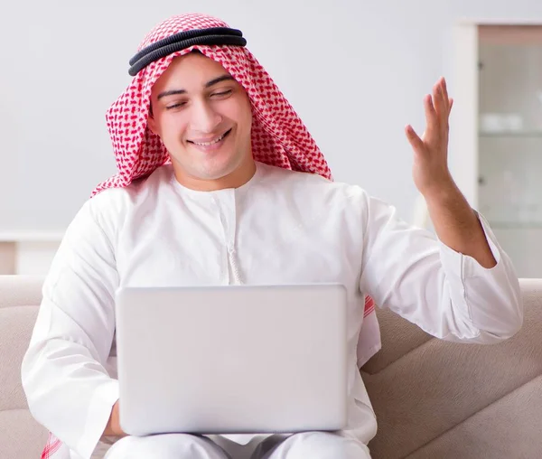 Νεαρός Άραβας Επιχειρηματίας Που Εργάζεται Φορητό Υπολογιστή Στον Καναπέ — Φωτογραφία Αρχείου