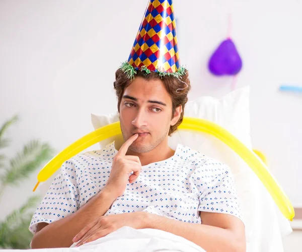 Der Junge Mann Feiert Geburtstag Krankenhaus — Stockfoto