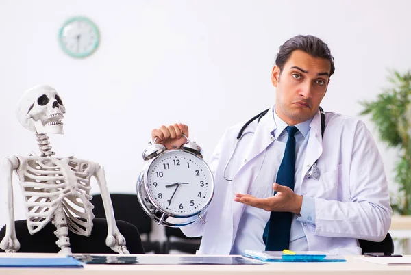 年轻医生和骨骼患者在时间管理概念中的应用 — 图库照片