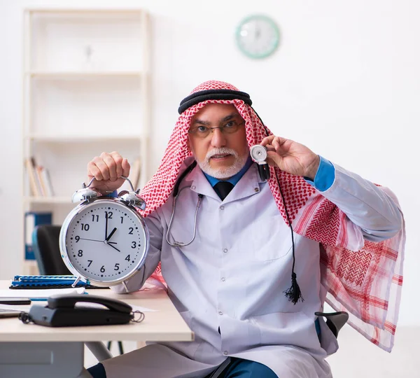 時間管理の概念で経験豊富な男性のアラブ医師 — ストック写真