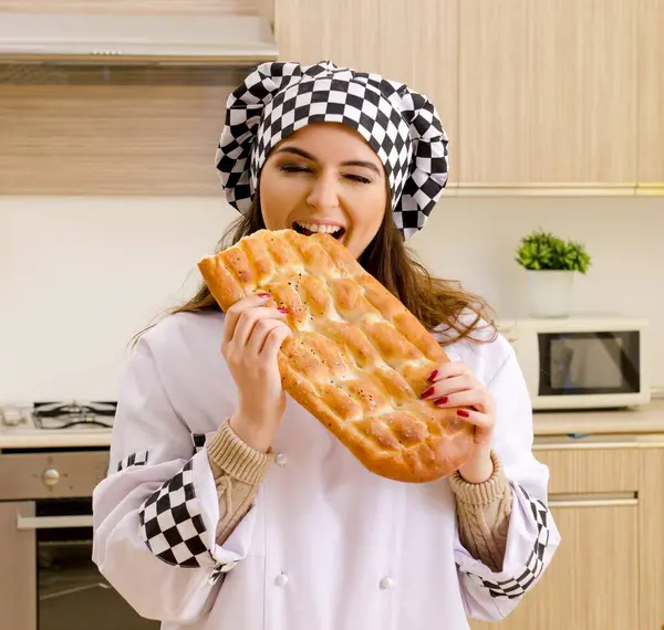 Молода Жінка Пекарня Працює Кухні — стокове фото