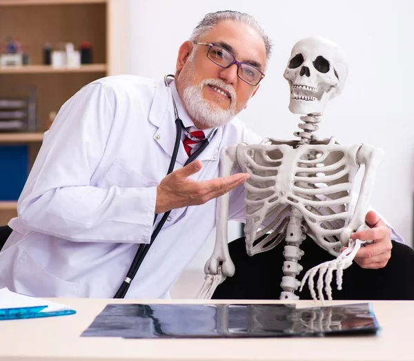 Velho Médico Paciente Esqueleto Clínica — Fotografia de Stock