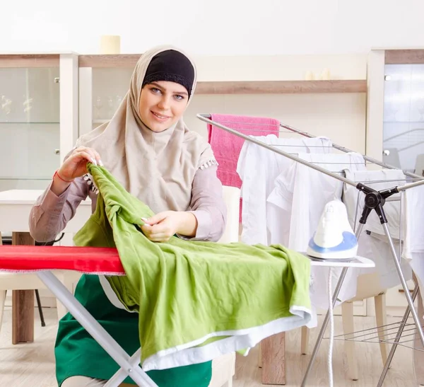 Kvinnan Hijab Som Stryker Kläder Hemma — Stockfoto