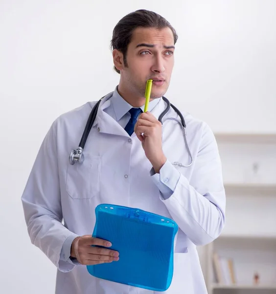 Ung Läkare Kardiolog Arbetar Kliniken — Stockfoto