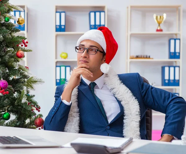 Podnikatel Slaví Vánoční Prázdniny Kanceláři — Stock fotografie