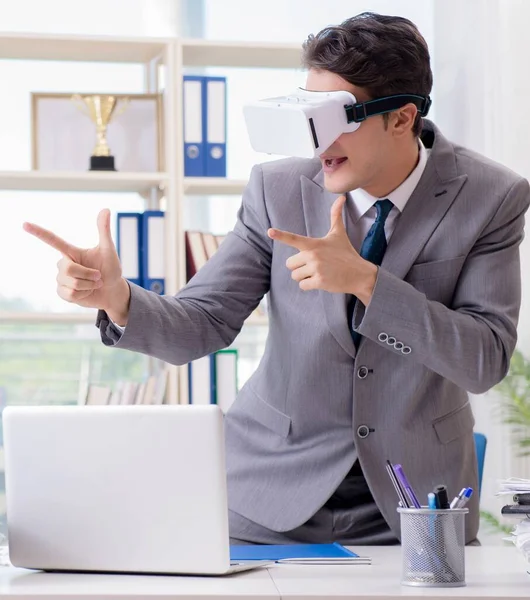 Homem Negócios Com Óculos Realidade Virtual Escritório — Fotografia de Stock