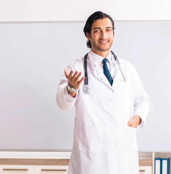 Den Unga Läkaren Framför Whiteboard — Stockfoto