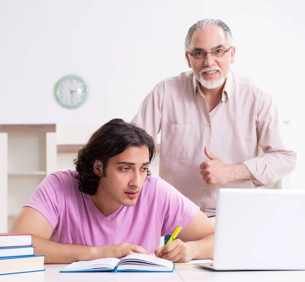 Den Gamle Fadern Hjälper Sin Son Examensförberedelserna — Stockfoto