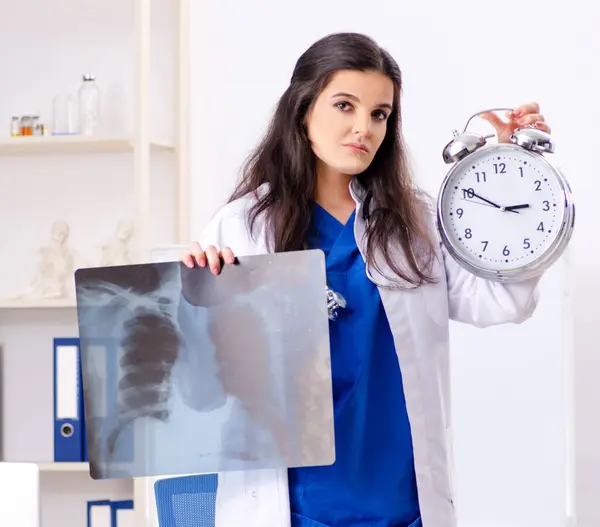 Vrouwelijke Arts Radioloog Die Kliniek Werkt — Stockfoto