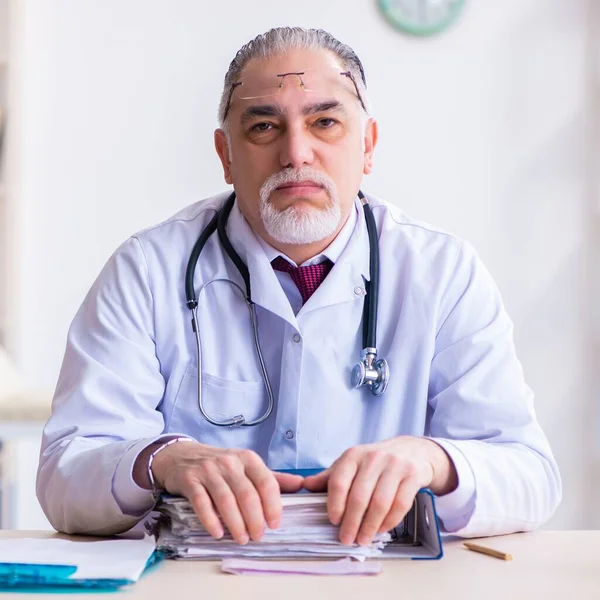 Klinikte Çalışan Yaşlı Erkek Doktor — Stok fotoğraf