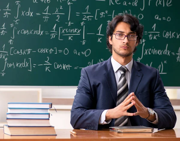 教室里那位年轻的男性数学老师 — 图库照片
