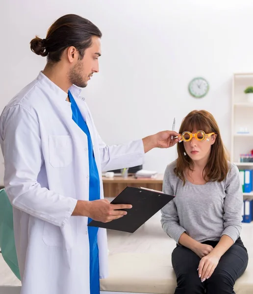 Genç Bir Kadın Doktor Gözü Uzmanı — Stok fotoğraf