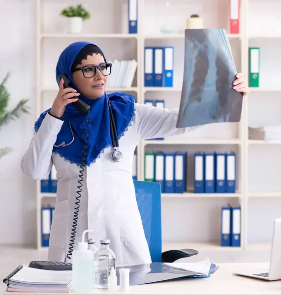 Die Ärztin Hidschab Die Krankenhaus Arbeitet — Stockfoto