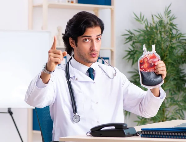 Den Unga Stilige Läkaren Blodtransfusionskoncept — Stockfoto