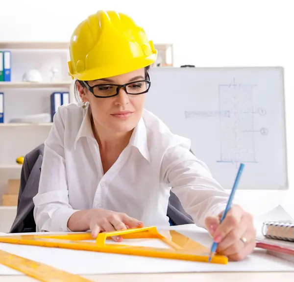 Den Kvinnliga Arkitekten Som Arbetar Kontoret — Stockfoto