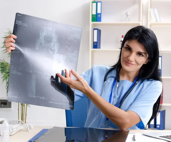 Female Doctor Radiologist Working Clinic — Stock Photo, Image