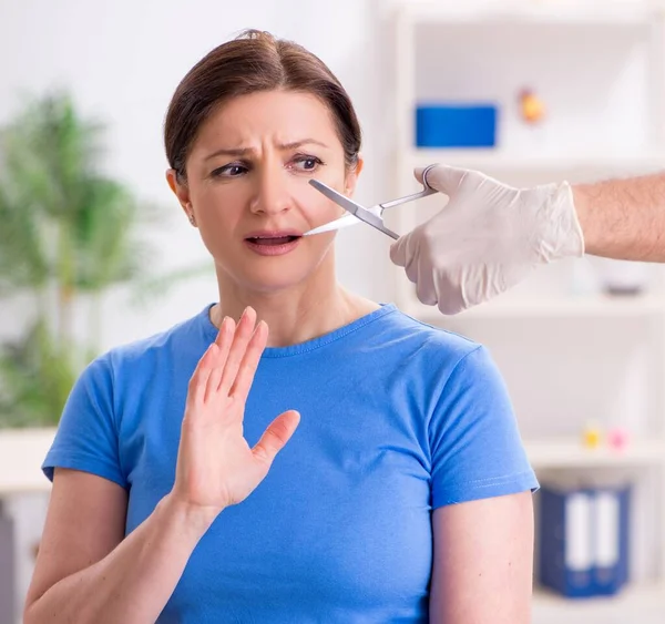 Woman Visiting Male Doctor Plastic Surgery — Stockfoto