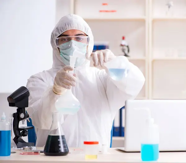 Joven Químico Guapo Que Trabaja Laboratorio — Foto de Stock