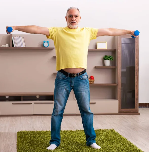 Yaşlı Adam Evde Spor Yapıyor — Stok fotoğraf