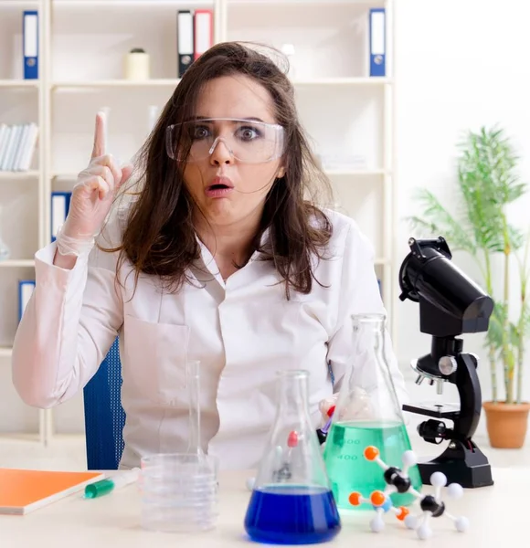 Laboratuvarda Çalışan Komik Kadın Kimyager — Stok fotoğraf