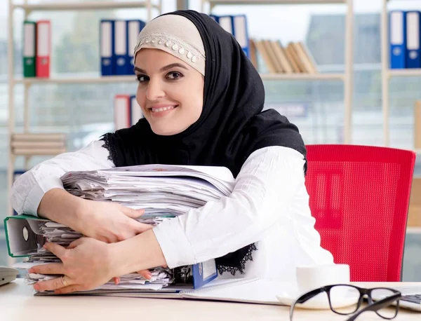 Ofiste Çalışan Müslüman Kadın — Stok fotoğraf