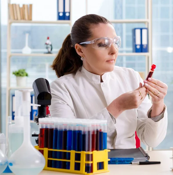 Química Femenina Que Trabaja Laboratorio Médico —  Fotos de Stock