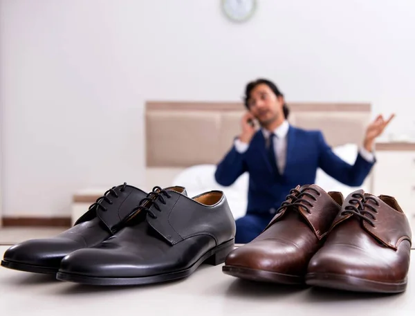 Молодой Привлекательный Бизнесмен Выбирает Обувь Дома — стоковое фото