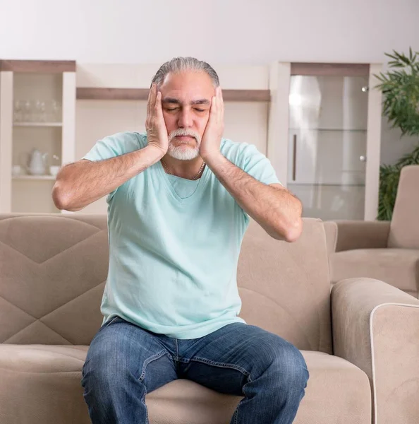 Beyaz Sakallı Yaşlı Adam Evde Acı Çekiyor — Stok fotoğraf
