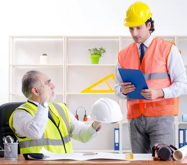 Dois Colegas Engenheiros Que Trabalham Projeto — Fotografia de Stock