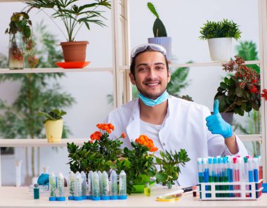 Laboratuvarda çalışan genç kimyager parfümcüsü.