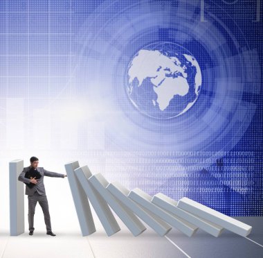 İş adamı iş konseptinde domino etkisini engelliyor