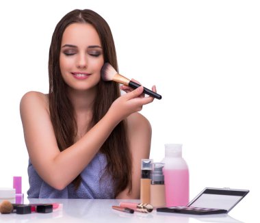 Makyaj yapan kadın beyaza izole edilmiş.